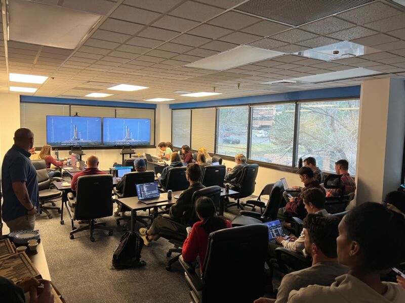 Image for the Tweet beginning: A new chapter begins! 🚀🌙
